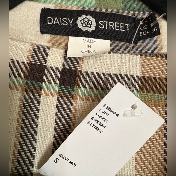 NWT Daisy Street Urban Outfitters Women’s Green/Brown Plaid Shacket - Picture 3 of 3